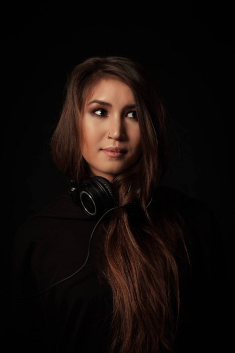 Portrait de la DJ Ahyoka