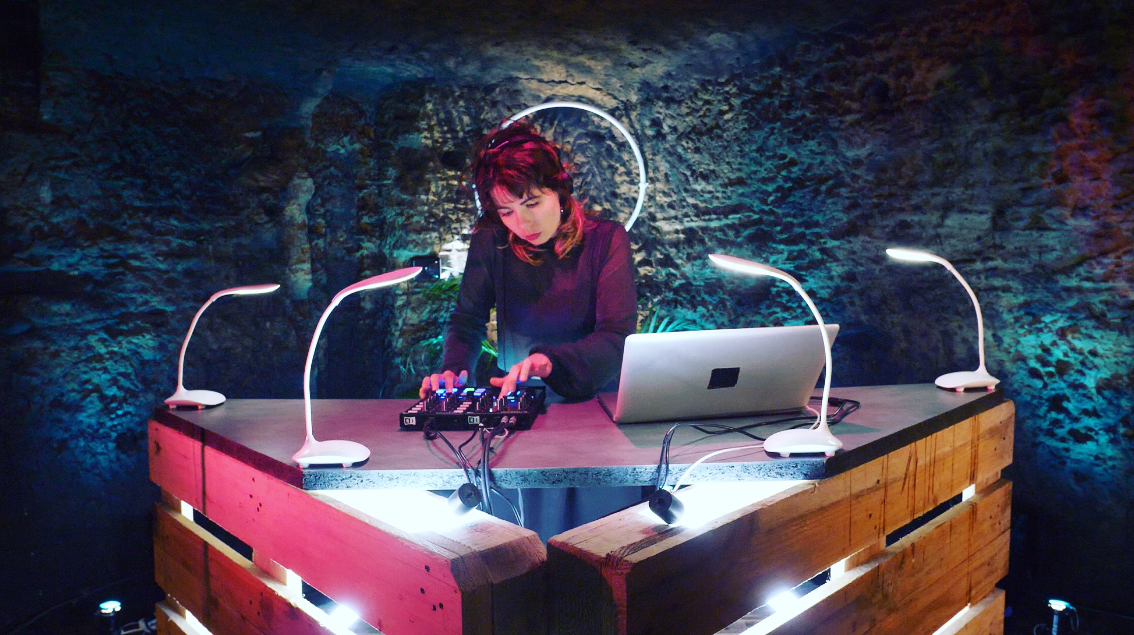 Dj N A W M E